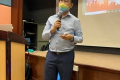 03-江邦忠主任进行学院介绍