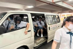 02-高三学生陆续抵达公教中学礼堂