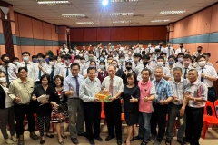 01-赠送水果礼篮给沙巴留华创会会长黄可兴校友