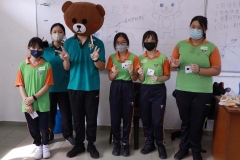 24与吉祥物合影